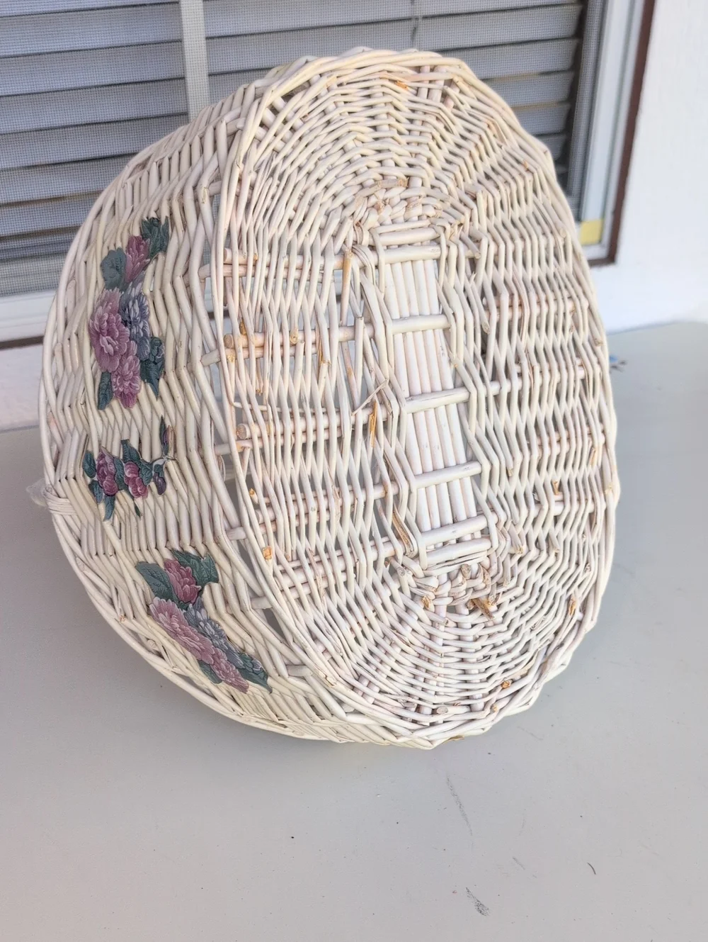 Vtg.White Wicker Floral Accent Basket with Handle(226)